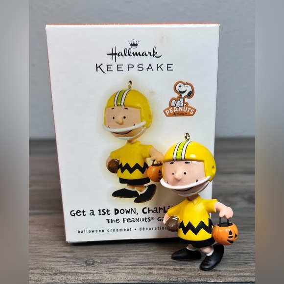 HALLMARK NIB 2009 Get a 1st Down, Charlie Brown! Peanuts Gang Halloween Ornament - Picture 3 of 8